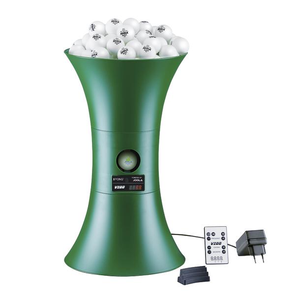 Grüner Tischtennisballspender mit weißen Bällen, Fernbedienung und Netzteil, Tischtennis Zubehör.