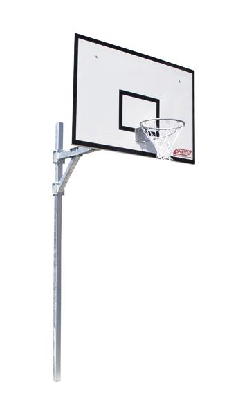 Basketballkorb mit Metallpfosten und weißem Rückbrett, freistehend vor weißem Hintergrund.