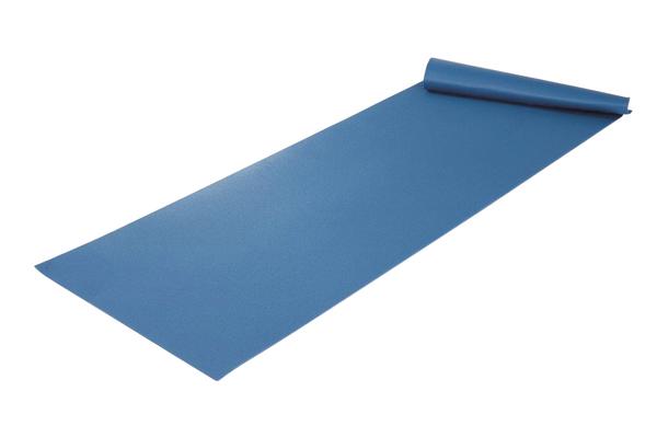 Blaues Fitnessband aus Latex, teilweise aufgerollt, isoliert auf weißem Hintergrund.