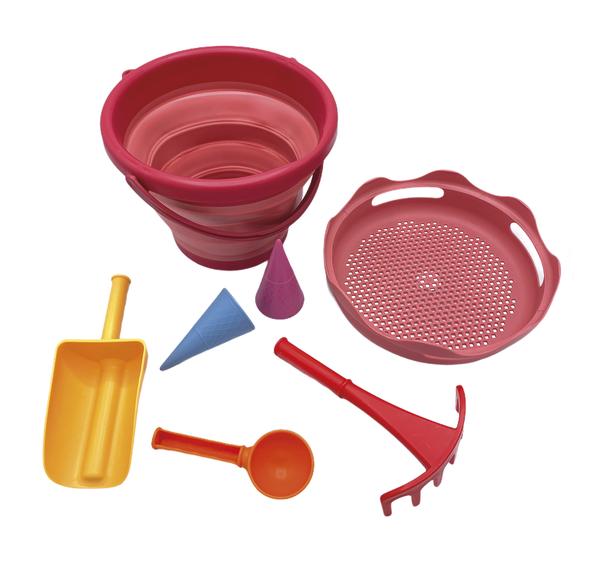 Buntes Sandspielzeug-Set mit Eimer, Schaufel, Rechen, Sieb und Förmchen für Kinder.