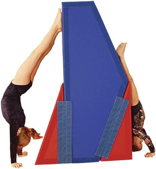 Zwei Turnerinnen führen Handstand an einem blauen und roten Turngerät aus.