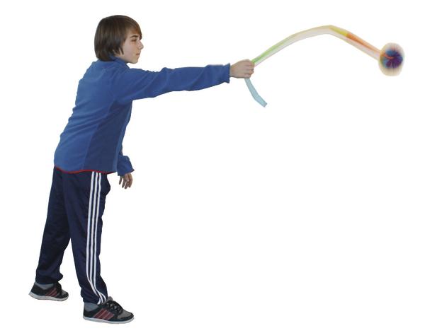 Junge in Sportkleidung wirft bunten Schweifball vor weißem Hintergrund.
