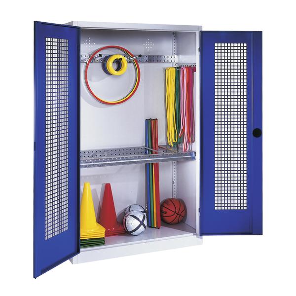 Schrank mit Sportgeräten wie Hütchen, Bällen, Springseilen und Stäben, blau-weiß.