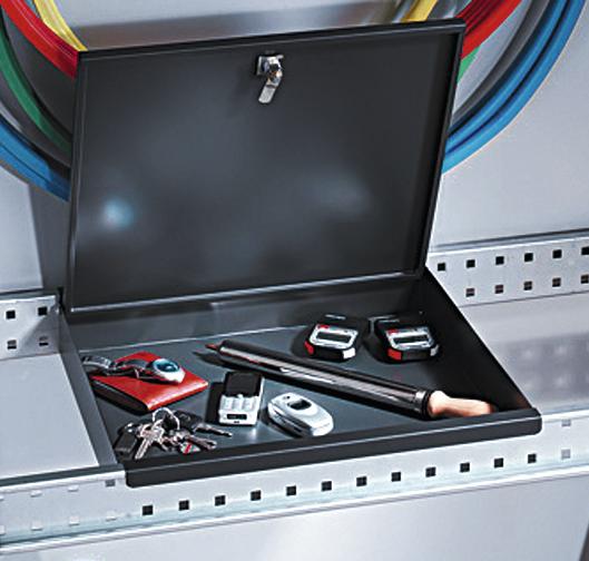 Offenes Metallschließfach mit Schlüsselbund, Taschenlampe und elektronischen Geräten.