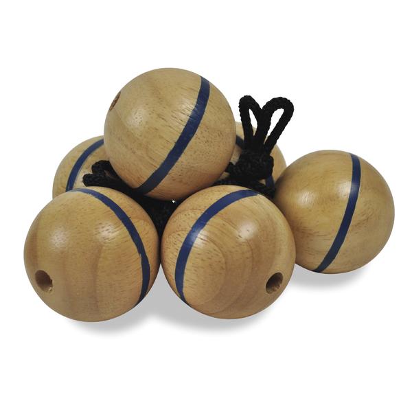 Holzkugeln mit blauen Markierungen und Schnüren für ein Wurfspiel.