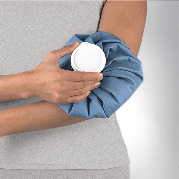 Kühlpack auf Ellenbogen zur Schmerzlinderung und Entzündungshemmung bei Verletzungen.