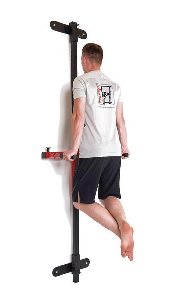 Mann macht Klimmzüge an einer schwarzen Wand-Klimmzugstange mit roten Griffen.