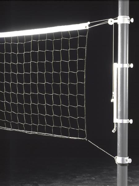 Volleyballnetz mit Pfosten und Spannseil vor schwarzem Hintergrund.