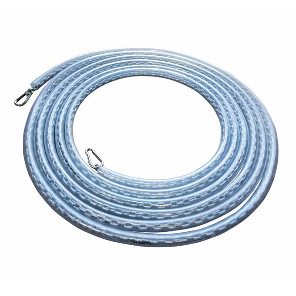 Transparenter, flexibler Schlauch mit Metallkarabinern, aufgerollt auf weißem Hintergrund.