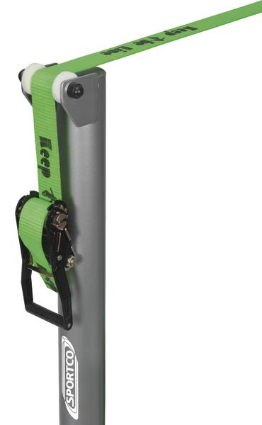 Sportico Slackline mit grünem Gurt und Ratschen-Spannmechanismus am Metallpfosten.