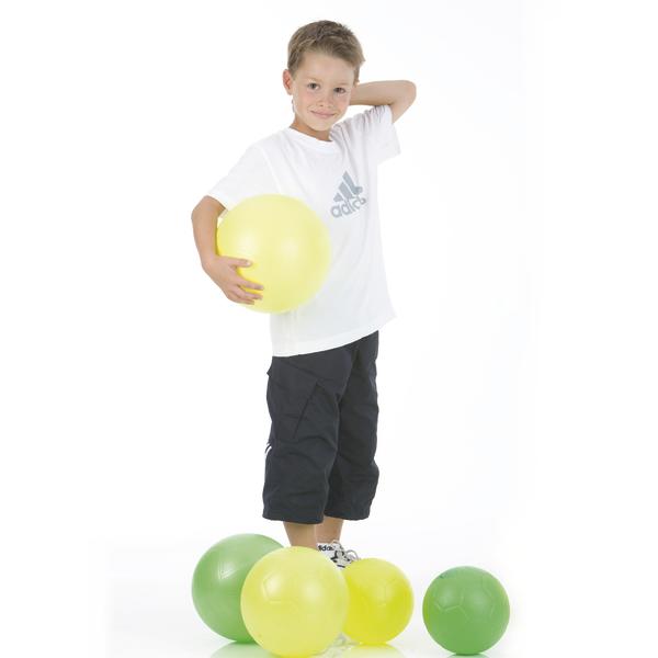 Junge in Sportkleidung hält gelben Ball, umgeben von bunten Bällen auf weißem Hintergrund.