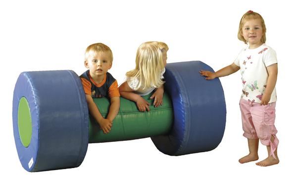 Drei Kleinkinder spielen mit großem, weichem Spielgerät in Form einer Hantel.