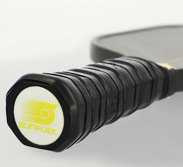 Schwarzer Tennisschlägergriff mit Sunflex-Logo, Nahaufnahme, Sportausrüstung.