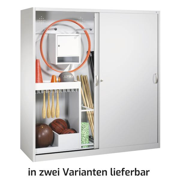 Sportgeräte-Schrank aus Metall mit Basketball, Hula-Hoop, Kegeln und Trainingszubehör.