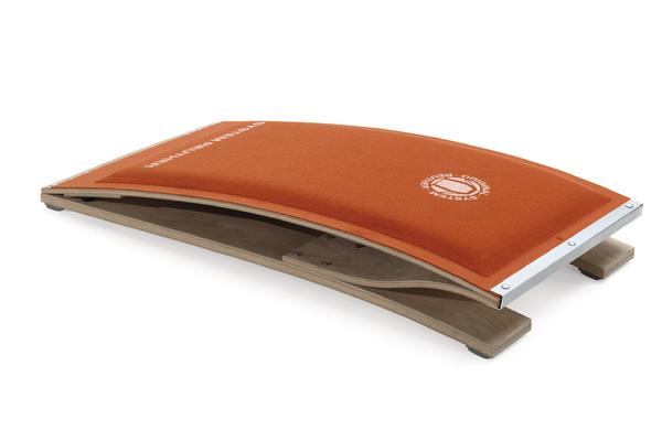 Balancierbrett aus Holz mit orangefarbener Polsterung für Gleichgewichtstraining.