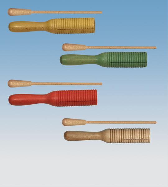 Verschiedenfarbige Holz-Klangröhre mit Schlägel auf blauem Hintergrund.