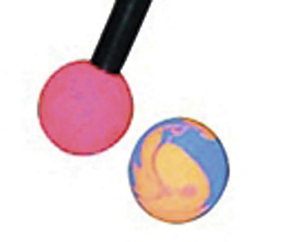 Zwei bunte Tischtennisbälle, einer pink und einer mit blau-orange Muster.