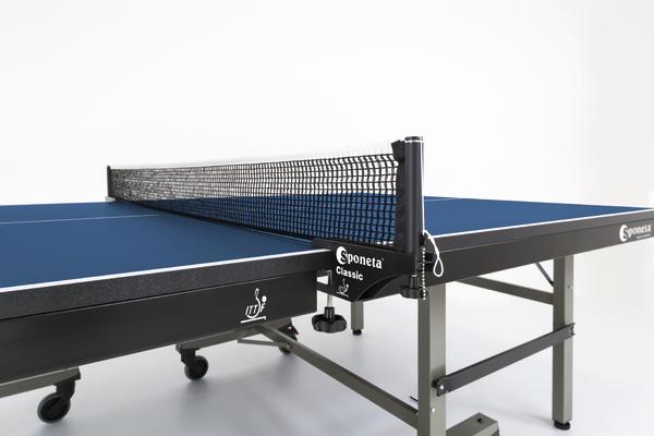 Tischtennisplatte Sponeta Classic mit Netz, blau, für Indoor- und Outdoor-Spiel geeignet.