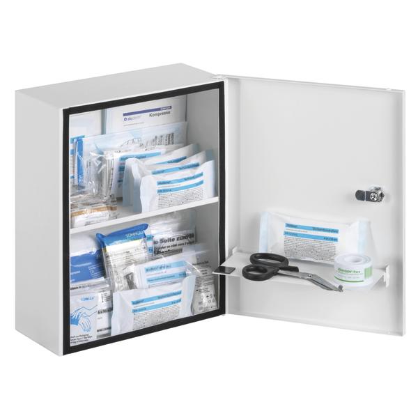 Erste-Hilfe-Schrank mit Verbandsmaterial, Schere und Pflaster für Notfälle.