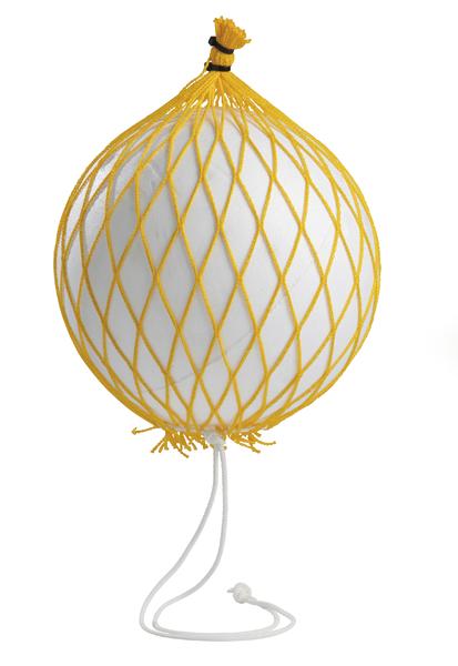 Weißer Ballon in gelbem Netz mit Zugband, isoliert auf weißem Hintergrund.