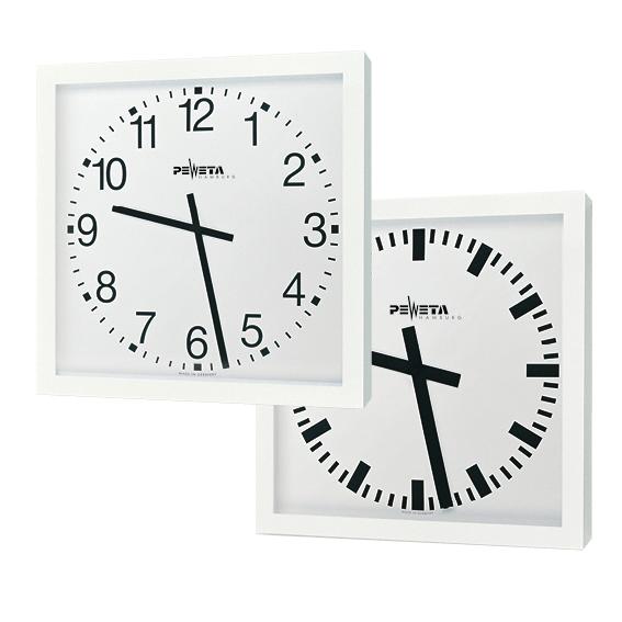 Weißes quadratisches Wanduhrenpaar mit schwarzem Zifferblatt und Zeigern, Marke Peweta.