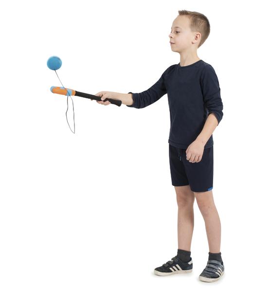 Junge spielt mit einem Ball an einer Schnur an einem Schläger, weißer Hintergrund.