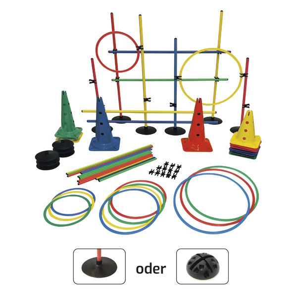 Hindernis-Set mit farbigen Flachreifen, Stäben, Kegeln, schwarzen Tellerfüßen und Doppelgreifzangen vor weißem Hintergrund.