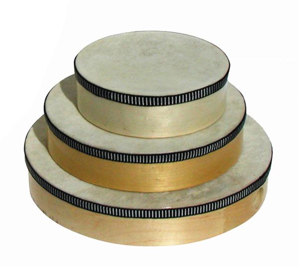 Drei gestapelte runde Trommeln mit Holzrahmen und Fellbespannung, traditionelles Musikinstrument.