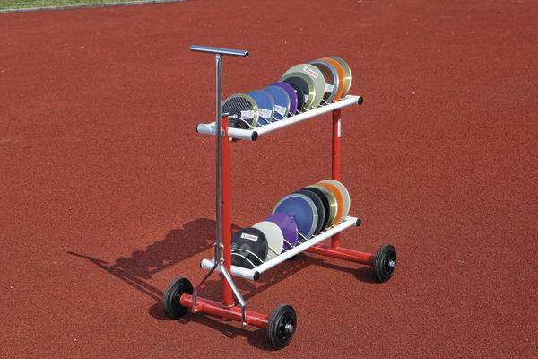 Wagen mit bunten Wurfscheiben auf roter Sportbahn, Trainingsgerät für Leichtathletik.