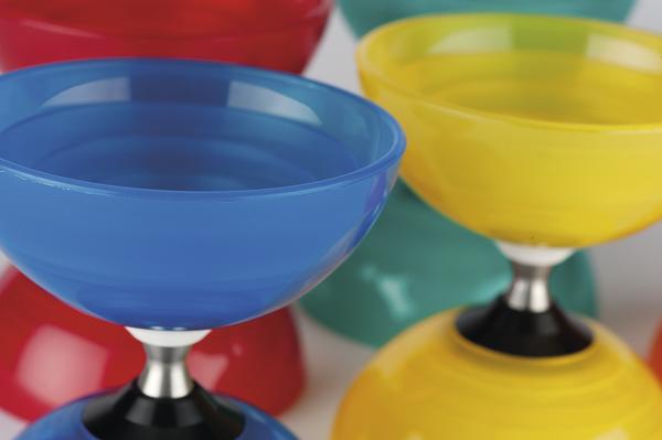 Bunte Diabolos aus Kunststoff in Blau, Gelb, Rot und Grün, Nahaufnahme.