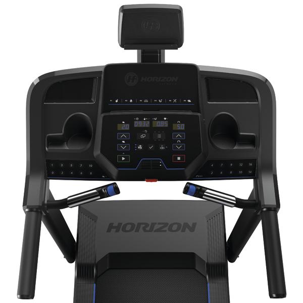 Detailansicht der Horizon Laufband-Konsole mit digitalem Display, Getränkehaltern, Tablet-Halterung und Bedienelementen in schwarzem Design mit blauen Akzenten.