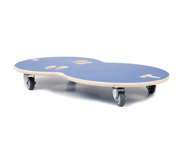 Rollbrett mit blauer Oberfläche und Fußabdrücken, fahrbar auf vier Rollen.