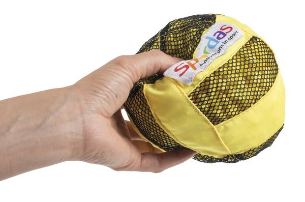 Hand hält gelbe Sporttasche aus Netzmaterial mit Sporttas-Logo.