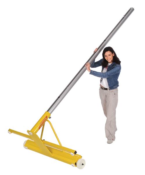 Frau hält großes gelbes Rohrreinigungsgerät mit langem Griff auf weißem Hintergrund.