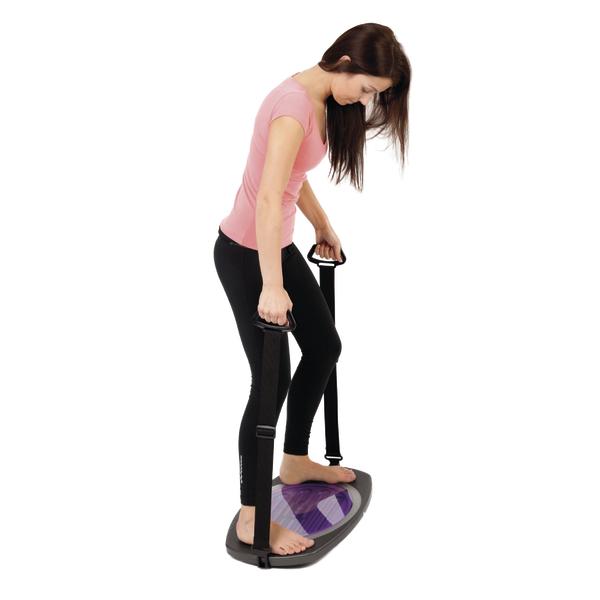 Frau trainiert mit Balance-Board und Widerstandsbändern für Gleichgewicht und Kraft.
