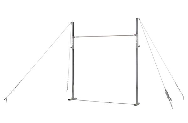 Hochsprunganlage mit Metallpfosten und Querlatte für Leichtathletik-Wettkämpfe.