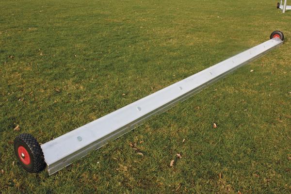 Aluminium-Rinne mit Rädern auf grünem Rasen, geeignet für Wasserableitung oder Transport.