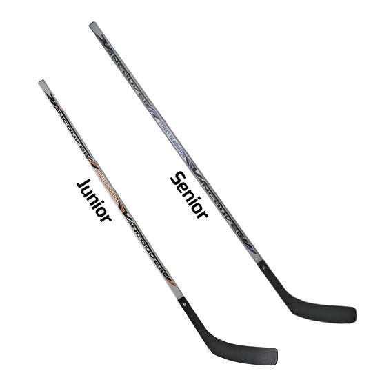 Junior- und Senior-Eishockeyschläger im Vergleich, schwarz-graues Design, weißer Hintergrund.