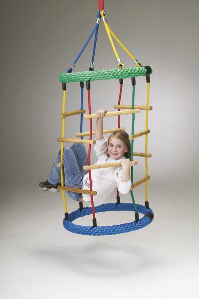 Kind spielt auf bunter Hängeschaukel aus Seil und Holzstäben vor neutralem Hintergrund.