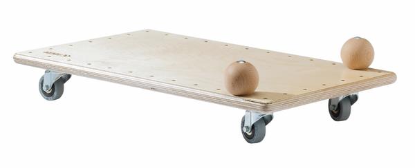 Rollbrett aus Holz mit zwei Holzgriffen und Rollen.