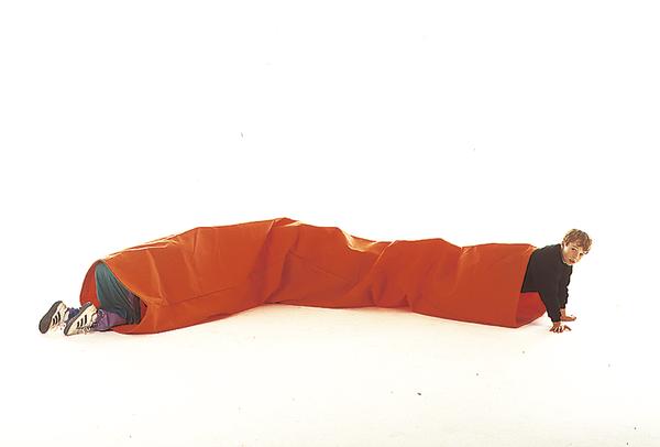 Kinderspiel mit orangem Spielschlauch, zwei Kinder kriechen hindurch auf weißem Hintergrund.