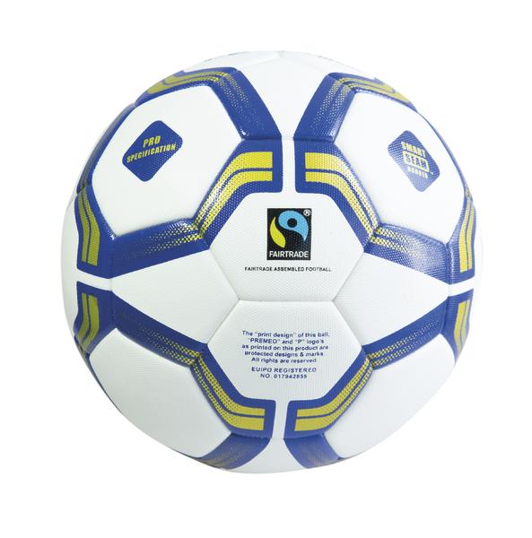 Fairtrade zertifizierter Fußball mit blau-gelben Mustern und Pro Specification Label.