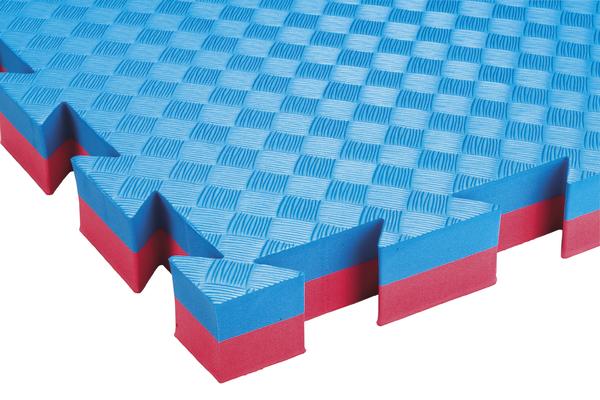 Blau-rotes Schaumstoff-Puzzle-Matte mit strukturierter Oberfläche und verzahnten Kanten.