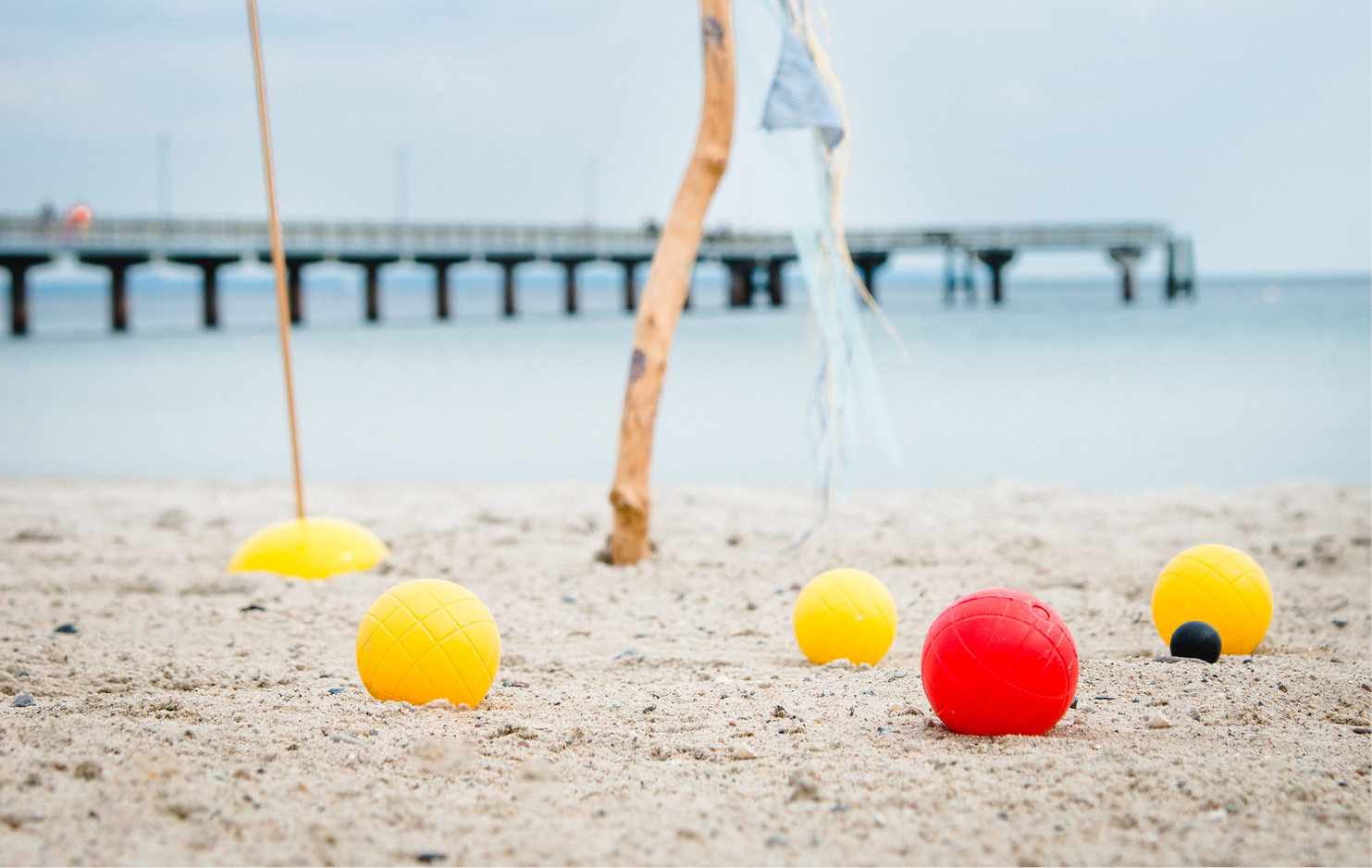 Boccia-Kugeln im Sand