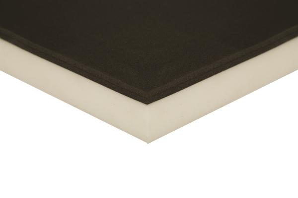 Schwarze und weiße Schaumstoffplatten mit glatter Oberfläche, Nahaufnahme der Kanten.