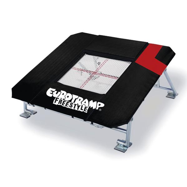 Freestyle-Trampolin mit schwarzer Rahmenabdeckung, rotem Eckfeld und Eurotramp-Logo.