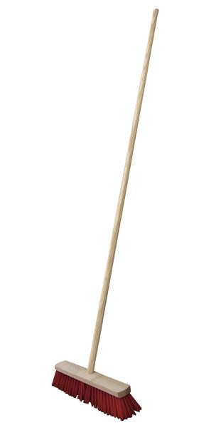 Roter Besen mit langem Holzstiel für Bodenreinigung, isoliert auf weißem Hintergrund.