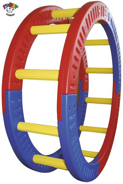 Buntes Klettergerüst aus Kunststoff mit roten, blauen Ringen und gelben Sprossen für Kinder.