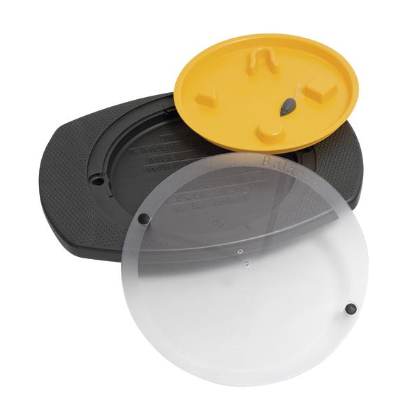 Schwarzes Balancier-Brett mit gelbem Deckel und transparentem Schutzdeckel, isoliert auf weißem Hintergrund.