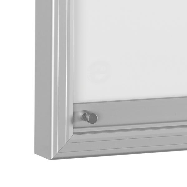 Detailaufnahme eines silbernen Aluminiumrahmens mit Verschlussknopf für Plakate oder Poster.